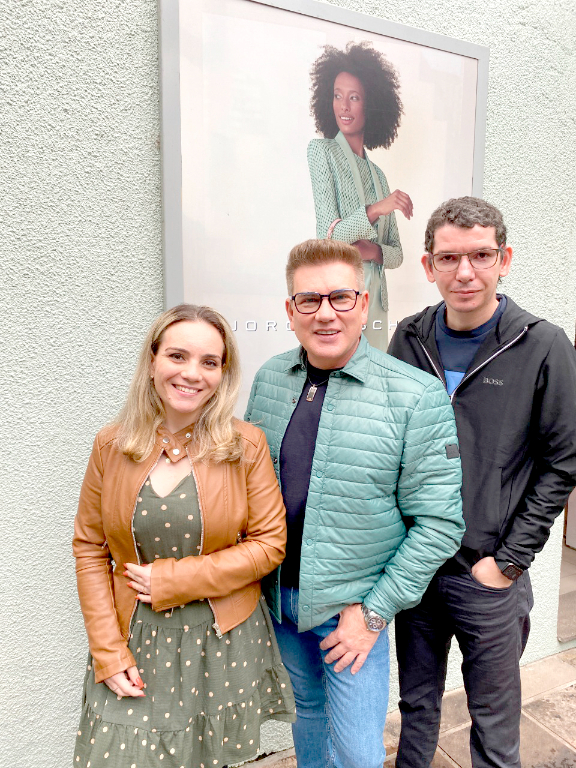 Aline, o empresário Jorge Bischoff, e Juliano Gomes Sá, na sede da grife de calçados JB em Igrejinha/RS. Só para atualizar Aline e Juliano irão comandar a primeira loja exclusiva para Votuporanga e região da Franquia Jorge Bischoff - a primeira grife de calçados femininos em Votuporanga com inauguração prevista para início de outubro 