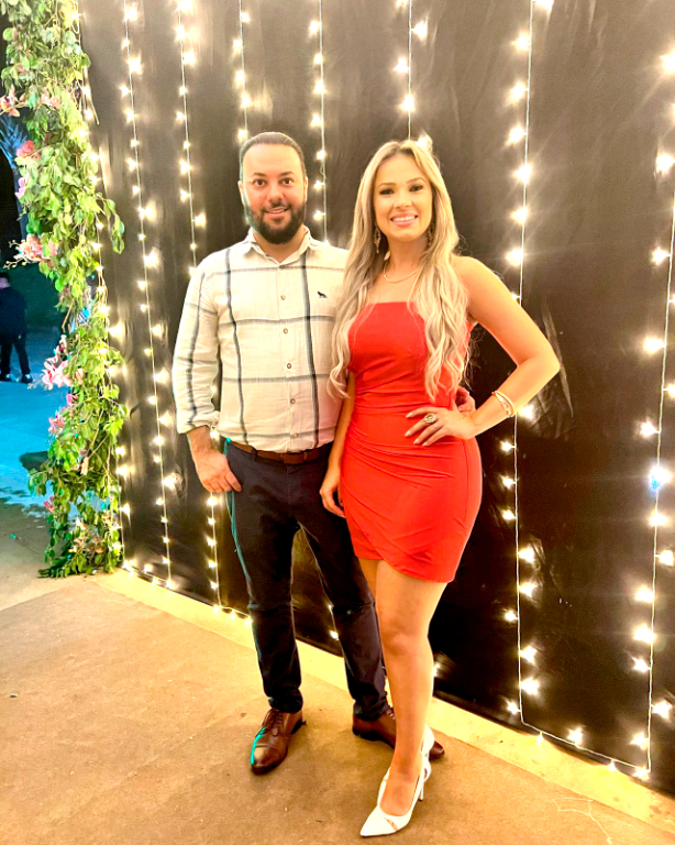 O calendário de hoje nos lembra o aniversário de Ligia Peres que comemora mais um ano de vida nesta terça-feira e recebe todo o amor e carinho de seu esposo Rodrigo Beleza e os abraços calorosos de seus familiares e amigos. Felicidades, Ligia, que neste seu aniversário não faltem abraços, paz, amor e muitos bons motivos para sorrir. Na foto, a feliz aniversariante e Rodrigo Beleza