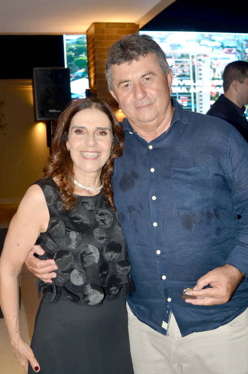 O feliz aniversário deste sábado, 24 de maio, é dedicado ao empresário Edson Scamatti, que celebra mais um ano de vida. Neste dia especial, ele recebe as calorosas felicitações de seus amigos e familiares, além do abraço cheio de amor de sua esposa, Lú Amêndola, e dos filhos, Aline e Luiz. Parabéns, Edson! Que esta nova fase seja repleta de saúde, conquistas, paz e muitos momentos felizes. Desejamos uma vida longa, abençoada e cheia de realizações.