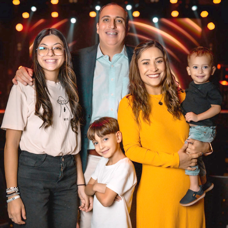 O dia ontem, foi alegre e festivo para o Pastor Adriano Meira que celebrou seu aniversário e recebeu demonstrações de carinho e reconhecimento de sua esposa, pastora Débora, dos filhos do casal e de toda a congregação da Igreja Amor & Família, onde atua como pastor da igreja. A data foi marcada por gestos de afeto e gratidão, refletindo o impacto positivo de sua missão e dedicação à fé, à família e à comunidade.