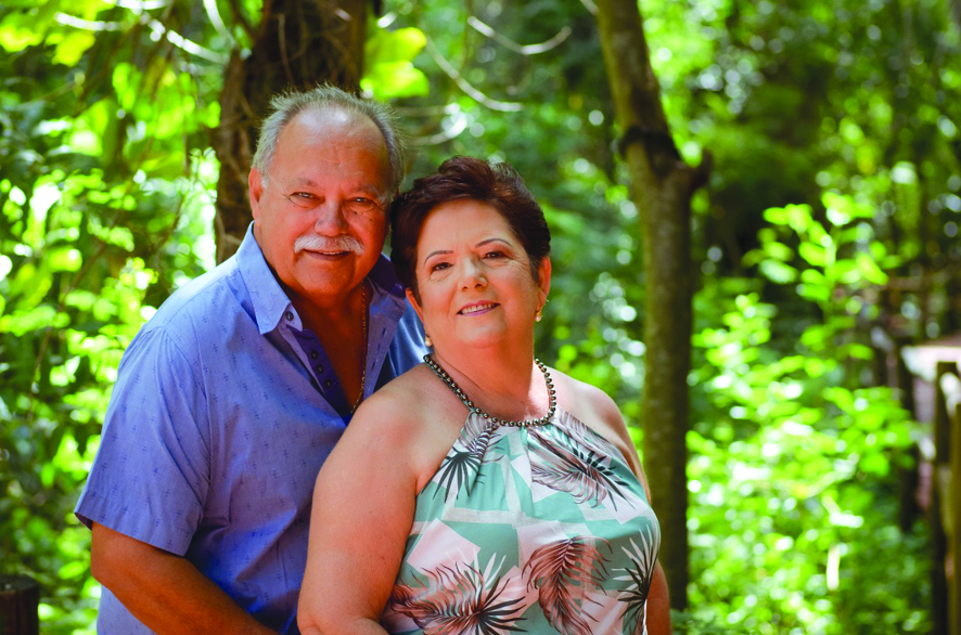 Edna Camargo faz aniversário amanhã e receberá os parabéns do marido Clineu com quem aparece em ensaio pré weding da comemoração dos 50 anos de casados