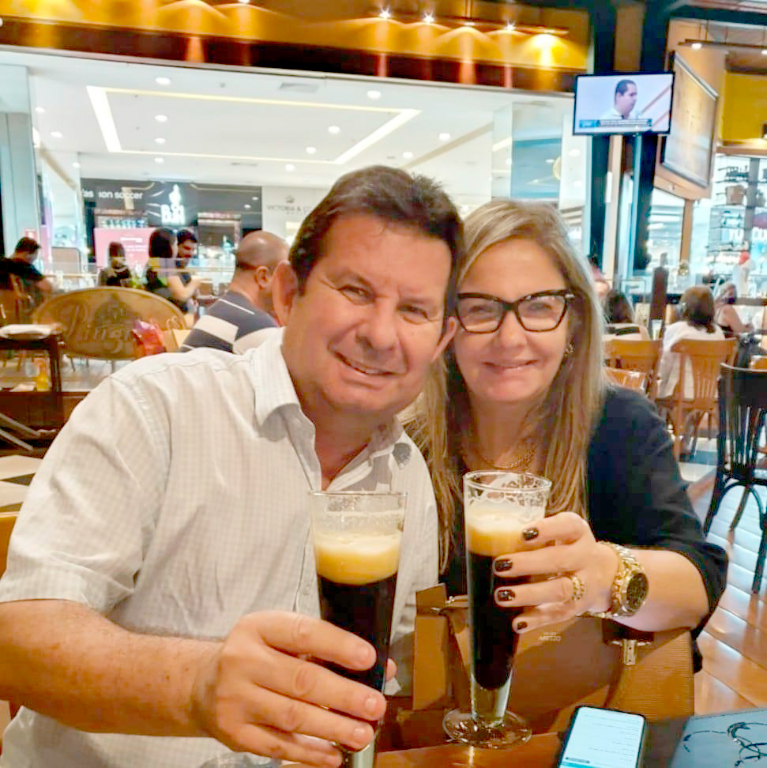 Um brinde especial hoje para Adriana Nucci Bolotário, que vira mais uma página de vida e comemora a data ao lado de sua família. Ela recebe o carinho especial de seu marido Chino Bolotário e também o abraço caloroso de toda sua família e amigos. Parabéns a feliz aniversariante, desejamos muitas conquistas nesta nova etapa da vida. Feliz aniversário!