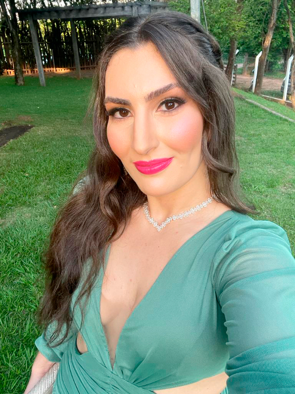 A terça-feira hoje é de festa para a médica Bianca Nunes Silva Pradela, que festeja idade nova e celebra a alegria deste dia festivo junto de sua família e amigos que irão cumprimentá-la pela data querida. O carinho especial ela ganha de sua mãe Eleni Nunes, que lhe dedica todo o amor e afeto pela data especial. Parabéns, Bianca, que neste seu aniversário não faltem abraços, paz, amor e muitos bons motivos para sorrir e forças para ir em busca de seus sonhos. Desejo que o sucesso seja o resultado final de todas as suas batalhas. Feliz dia e feliz idade nova!
