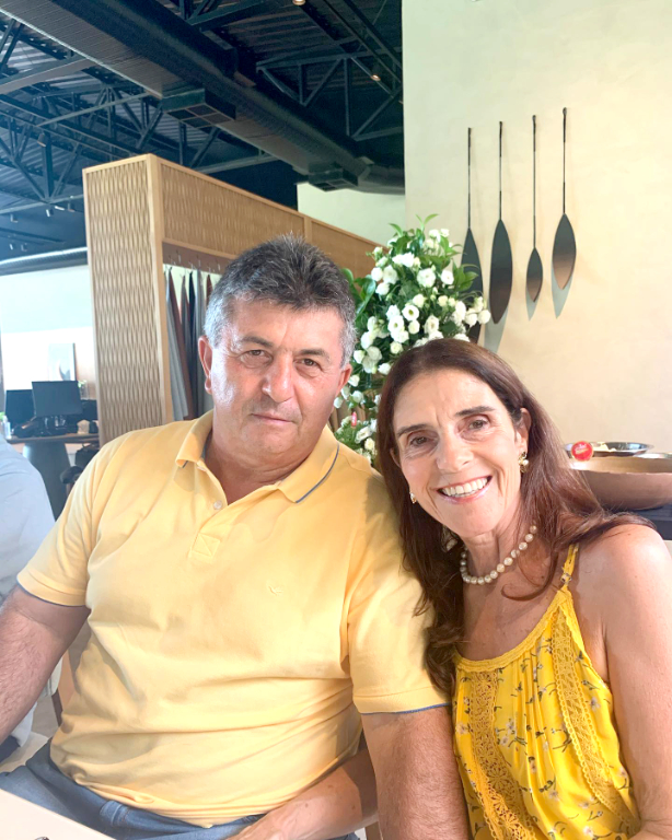 O feliz aniversário desta sexta-feira (24), é dedicado para o empresário Edson Scamatti que inicia idade nova hoje e recebe os calorosos cumprimentos de todos os seus amigos e familiares e o abraço carinhoso de sua esposa Lú Amêndola e dos filhos, Aline e Luiz.  Parabéns ao aniversariante. Desejamos muitos anos de vida, abençoados e felizes, e que os dias futuros sejam de harmonia, paz e desejos realizados.
