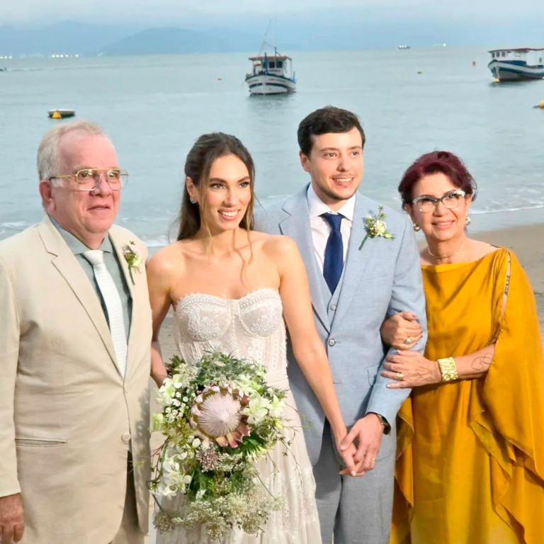 O casamento dos sonhos de Laura Ribeiro Zapparoli foi um evento inesquecível. Filha do renomado colunista social, Paulo Zapparoli e de Caty Zapparoli, Laura se uniu a Sebá Opazo, em uma deslumbrante cerimônia realizada no último final de semana, na paradisíaca Ilha Bela. O casal escolheu um resort à beira-mar para reunir familiares e amigos em um cenário de tirar o fôlego em que a natureza e o mar foram as principais testemunhas desse ato religioso. Antes disso, já haviam oficializado o matrimônio civil no Peru, na presença dos pais dos noivos. Felicidades aos noivos e que DEUS multiplique o amor que vos uniu.