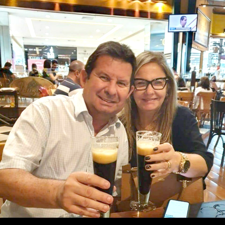 Comemorando mais um ano de vida hoje, Adriana Nucci celebra seu aniversário junto de seu marido Chino Bolotário que lhe dedica todo o amor e carinho nesta data. Parabéns Adriana, que seu dia seja repleto de muitos abraços carinhosos e seu novo ano de vida seja pleno de alegria e realizações. Feliz aniversário, Adriana! 