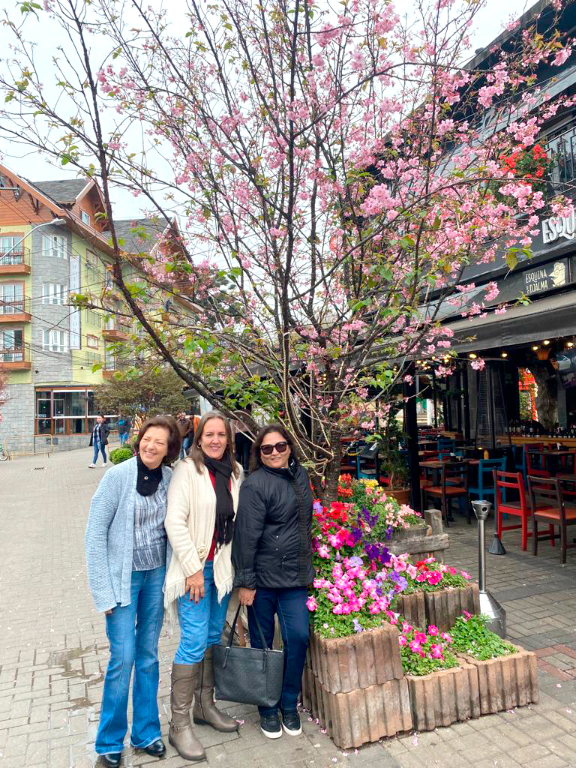 As amigas Neusa Ferreira Márcia Milani e Shirlei Nosse aproveitando uns dias de férias e descanso na cidade serrana de Campos do Jordão, a nossa querida e belíssima Suíça Brasileira