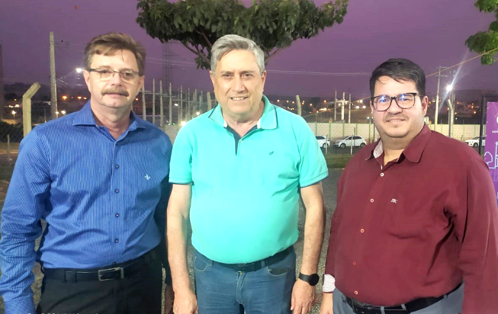 O presidente da Votuprev, Adauto Mariola, o empresário diretor da Cantoia & Figueiredo, Antônio Figueiredo e o advogado dr. Igor Bilalba prestigiando a inauguração do complexo de Beach Tennis dia desses na Unifev