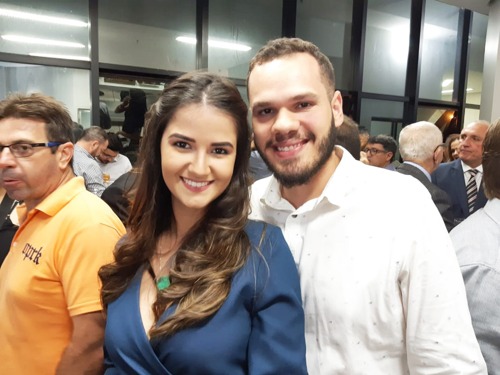 Willian Ferro e sua esposa Maria Júlia distribuindo sorrisos e simpatia. Casal lindo de se ver!
