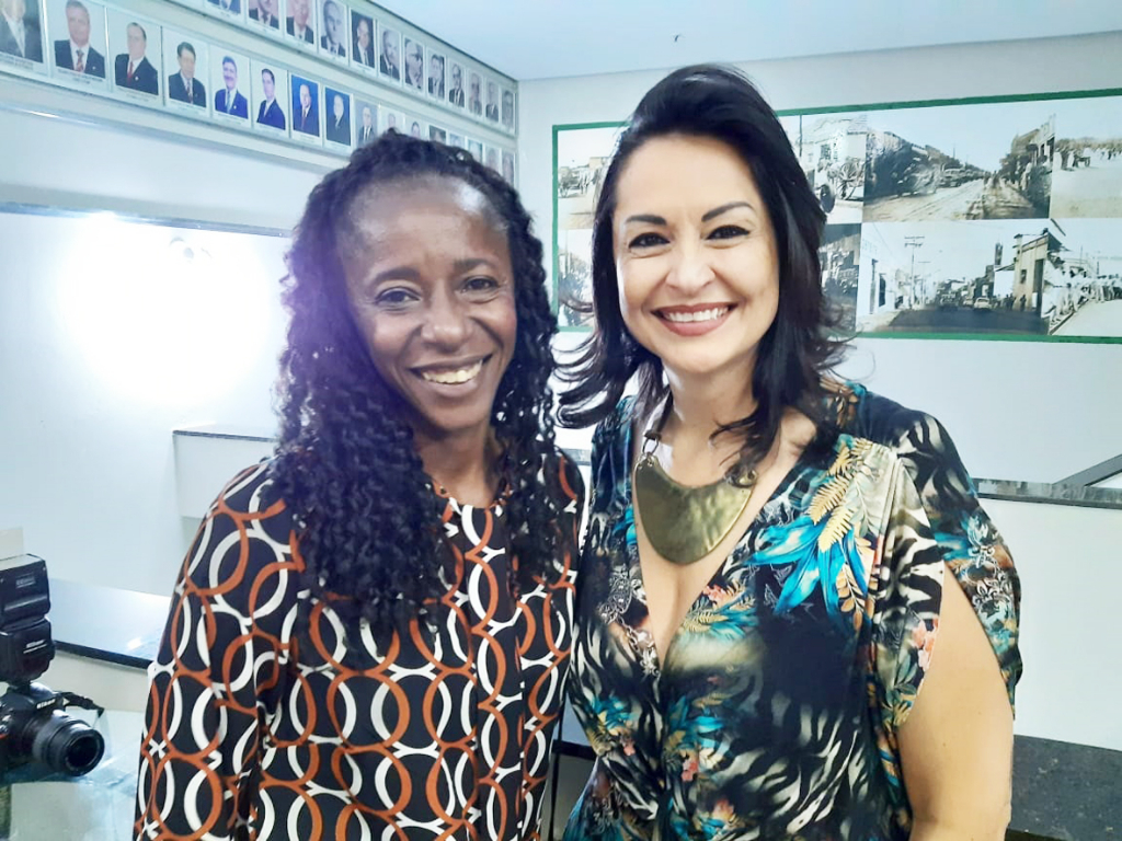 Eliete Guilherme, presidente do Centro Social, colhe mais uma primavera hoje no jardim de sua existência. Na foto, ela posa ao lado de sua amiga Márcia Souza, toda feliz e com um sorriso lindo que lhe é característico. Parabéns Eliete, feliz vida para ti!