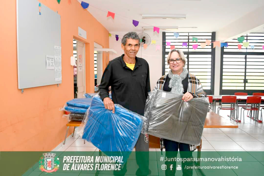 O Fundo Social de Solidariedade de Álvares Florence, entregou nesta semana cobertores doados pelo Fundo Social do Estado de São Paulo, que foram entregues às  pessoas que necessitam de se aquecer neste frio. A primeira dama Neusa Leite fez questão de entregar pessoalmente as mantas para os cadastrados e a “Campanha do Agasalho” de Álvares Florence neste ano mais uma vez deu um show de solidariedade, aliás " A solidariedade que aquece além do frio". 