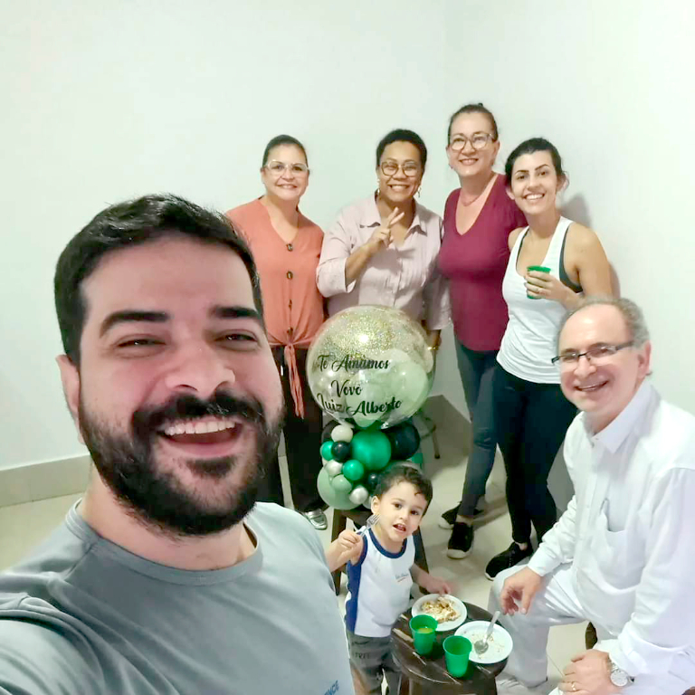 O dia ontem foi de muita alegria e festa para o médico urologista Luiz Alberto Zambom, que completou mais um ano de vida com as felicitações de seus amigos e familiares, em especial os cumprimentos carinhososos de seu  filho que registrou essa linda selfie em sua rede social com a seguinte legenda: Hoje é aniversário do vovô Luiz Alberto Zambon e somos felizardos por estarmos mais um ano sendo agraciados com o "Dom da sua vida" deste homem que é um exemplo de vida para todos nós. Te amamos hoje, amanhã é sempre! 