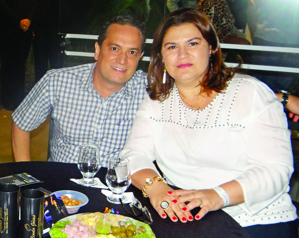 A médica Josiany Souza de Lima Ferreira completou idade nova ontem. Na foto com o marido, o cardiologista João Anízio Ferreira Junio