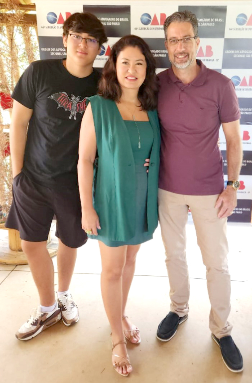 A advogada Elaine Akita, acompanhada de seu filho Enzo e de seu esposo, o também advogado Dr. Cristiano Fernandes, marcou presença no almoço de confraternização da OAB, realizado no último sábado no Espaço Eco de Cima.