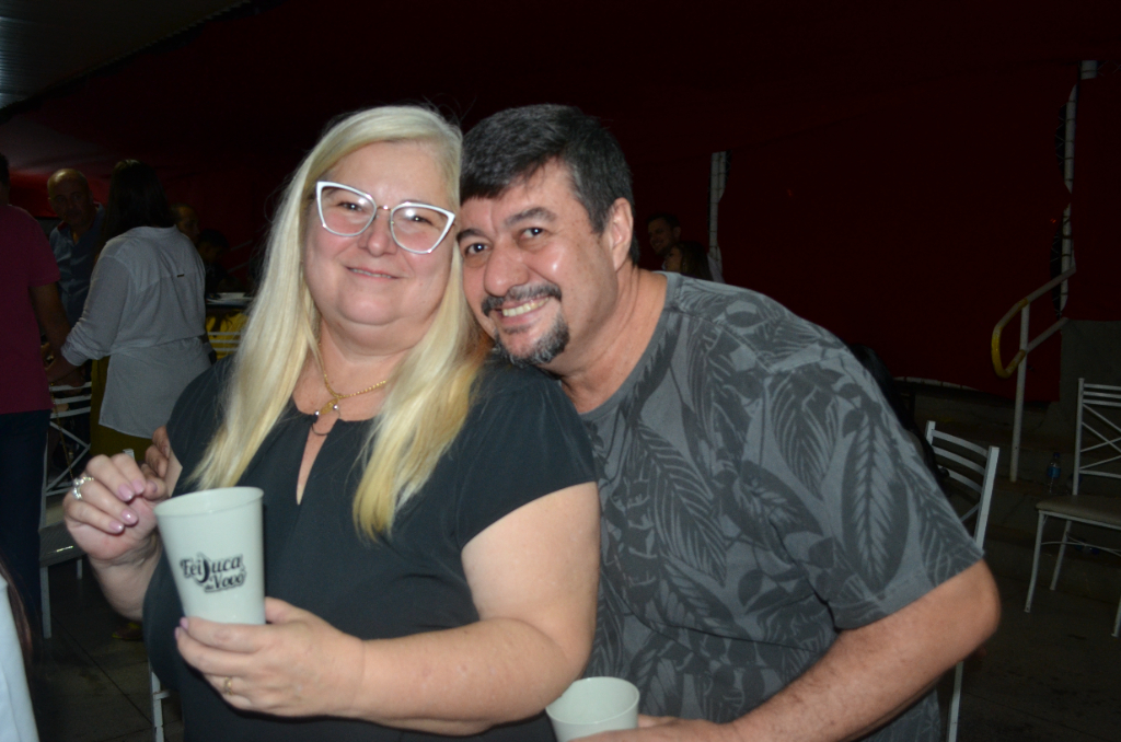 O casal que adora festejar juntos, Eliete Sforza e Milton de Paula da Cedroart – Portas e Batentes, esbanjando muita alegria e samba no pé na Feijuca da Vovó, uma festa beneficente realizada no início deste mês no Assary Clube 