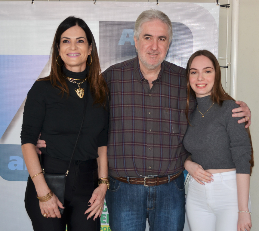 O advogado Celso Penha, sua esposa Andrea Penha Vasconcelos e a filha Bruna prestigiando o almoço de confraternização realizado no Clube dos 40 e promovido pela ACV no último dia 16 em comemoração ao Dia do Comerciante 