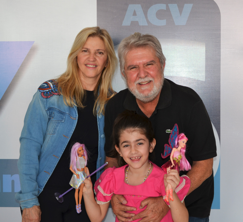 O prefeito Jorge Seba e a primeira-dama Rose Seba com sua querida neta Júlia. O prefeito foi prestigiar o almoço de confraternização da ACV, que realizou um grande encontro para marcar o Dia do Comerciante que foi comemorado no último dia 15