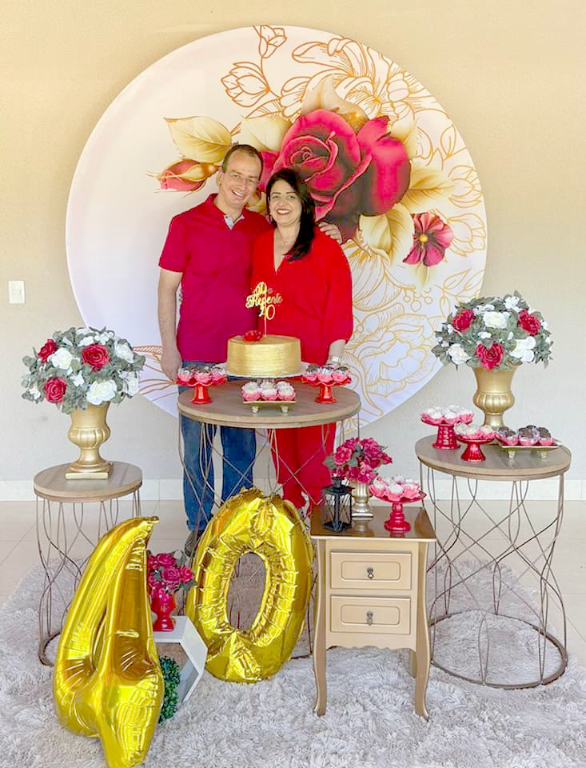 O último final de semana foi de surpresa para Rejane Paniago Lisboa, que celebrou seu aniversário no dia 25. É que seu marido, o advogado Douglas Lisboa, preparou uma festa surpresa para sua amada lá em Brasília com todos os seus familiares. A aniversariante ficou toda comovida e alegre com o empenho do marido em lhe proporcionar essa surpresa boa. Parabéns Rejane e que o próximo ciclo de vida seja assim, repleto de surpresas boas 