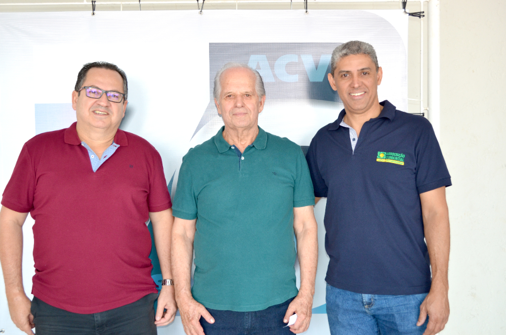 Valdeci Merlotti, ex-presidente da ACV, Osvaldo Caproni, presidente da SICOOB Credlíder e Vanderlei Junqueira, gerente da ACV, prestigiando o almoço de confraternização dos comerciantes que aconteceu no último domingo (16) no Clube dos 40