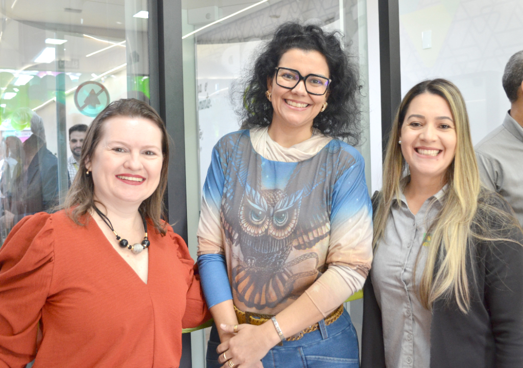 Graciele Galan, Karina do Carmo, assessora do deputado Carlão Pignatari e Jordana da ACV, prestigiando a inauguração da nova agência da Sicoob Credlíder, que agora conta com uma unidade de atendimento na avenida Emilio Arroyo Hernandes