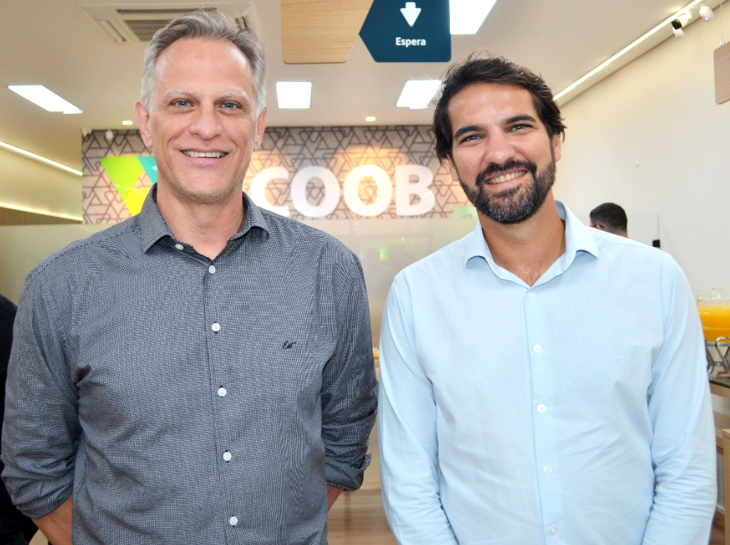 O advogado da Sicoob Credlíder, Adriano Carrijo, e seu amigo Matheus Prado Curti prestigiando a inauguração da nova agência da Credlíder, que agora conta com uma unidade de atendimento no bairro Pozzobon  