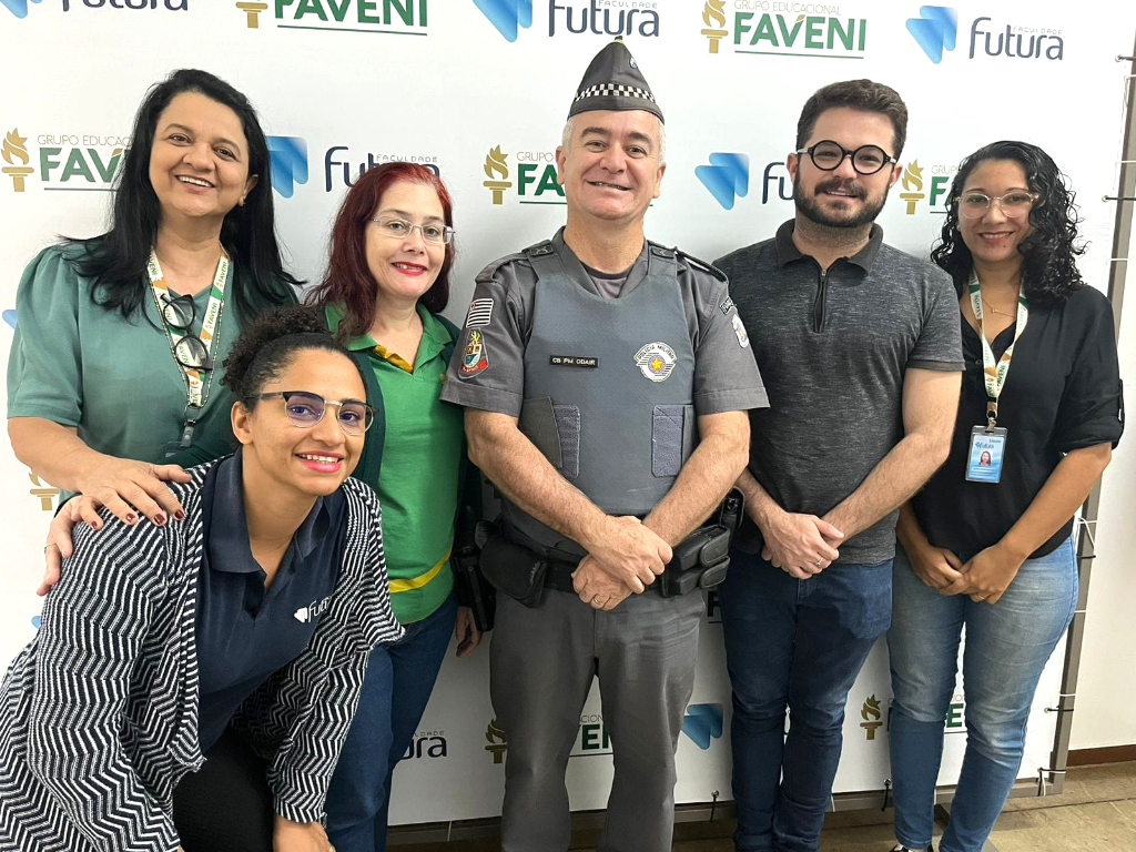 Na manhã de ontem, o Cb PM Odair, policial militar da 3ª Cia de Votuporanga do 16° BPM/I, que estava na Atividade Delegada junto com o Cb PM Mauro, quando realizava a ronda escolar pela Faculdade Futura, se sentiu honrado ao ser convidado pelo Coordenador e Gestor de Políticas Acadêmicas Tiago Moreno, para tirar fotos com a equipe de funcionários.
Tiago, na oportunidade, enalteceu o trabalho desenvolvido pela Polícia Militar junto as instituições de ensino fundamental, médio e superior do município e por dar a devida atenção a faculdade, deixando seus alunos e funcionários tranquilos para desenvolverem seus afazeres.
Polícia Militar e Comunidade
