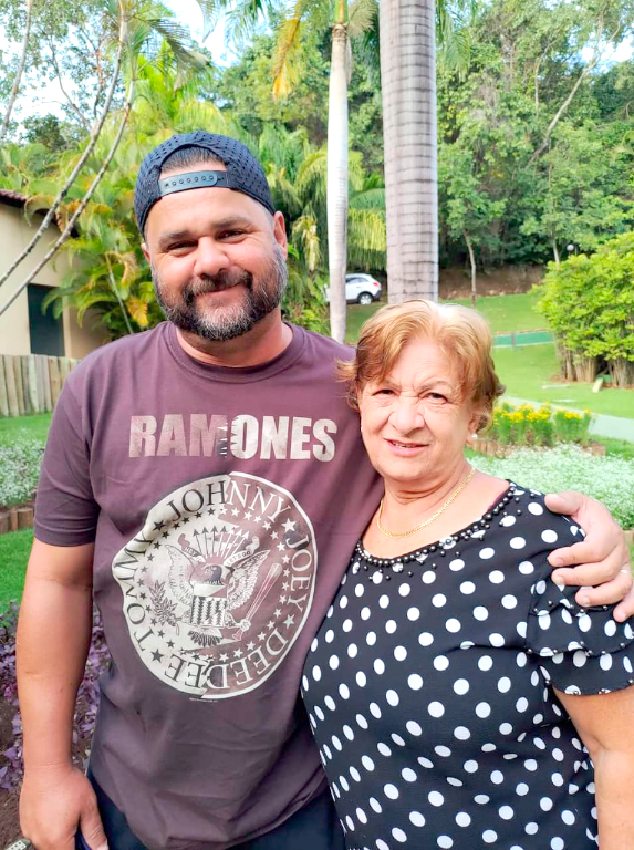 Dia de gratidão pela vida hoje para Rodrigo Tavares Conde Laridondo, que comemora seu aniversário ao lado de sua esposa Milena Marin Laridondo e suas lindas filhas. Os amigos e familiares também desejam muitas felicidades e conquistas nesta nova etapa da vida. Parabéns Burga, que Deus lhe conceda muita saúde, amor e sucesso em sua caminhada de vida. Feliz aniversário! Na foto a O aniversariante Rodrigo e sua mãe Nair Tavares Laridondo