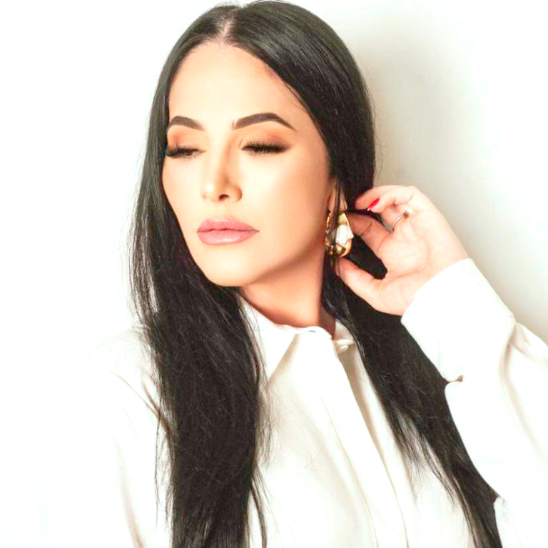 O dia amanheceu feliz e festivo para a dra. Rafaela Nogueira, que comemora idade nova nesta sexta-feira (21). A alegria desta data será compartilhada com seu marido, o empresário Ronaldo Castrequini Nogueira e seus filhos Duda Nogueira e Ronaldinho de quem recebe todo o amor e carinho pela data. Parabéns a feliz aniversariante, que seu dia seja especialmente feliz e seu novo ciclo de vida seja leve e repletos de bênçãos do nosso  Criador. Feliz dia e feliz idade nova!!! 