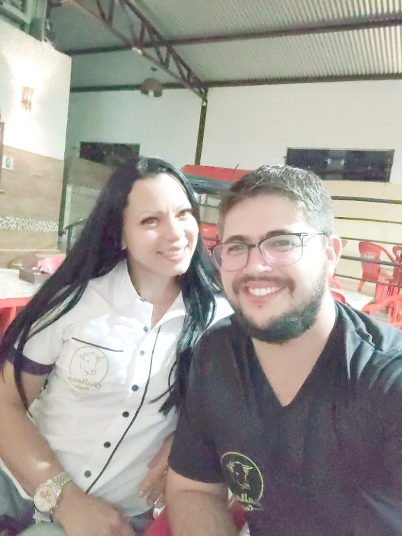 O advogado dr. Paulo Henrique e sua esposa Dani, unidos no amor e no trabalho, comandam juntos o Churrasco Caipira que está agradando cada dia mais a clientela que ali chega para saborear um suculento churrasco raiz acompanhado de uma cervejinha geladérrima. Aproveite seu fim de tarde para curtir um Happy Hour no “Churrasco Caipira” que fica na Avenida João Gonçalves Leite, 4523 - fone 17- 991174230. Lembrando que Dr. Paulo Henrique segue com sua carreira jurídica, atuando como advogado como sempre o fez e agora com um seu espaço próprio, que foi todinho reformulado e adequado para melhor atendê-lo.  