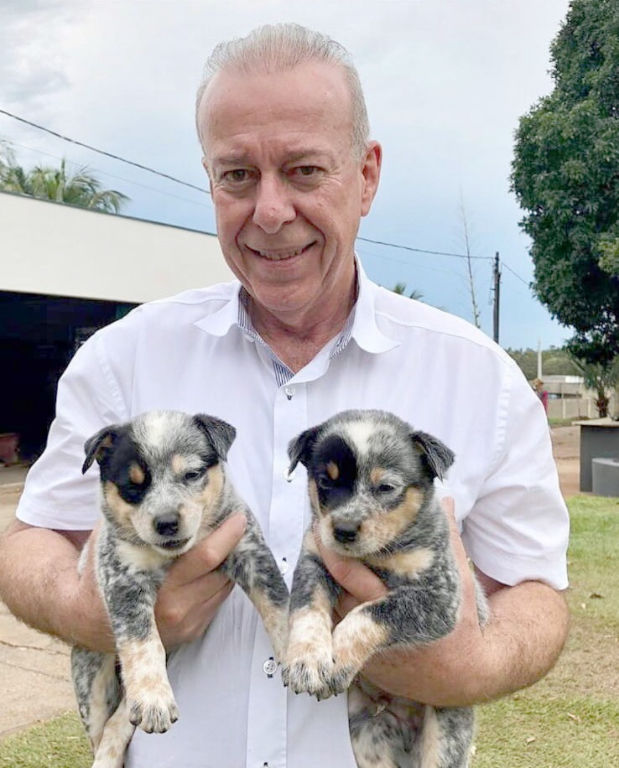 O sábado é de celebração para o respeitado empresário João Vila, que comemora mais um ano de vida. A alegria do dia ele compartilha com sua esposa, Luisa Vilar, seus filhos Lívia, Daniel, mais a nora, o genro e o netinho Matheus.  Felicidades ao aniversariante e que a alegria pelo dia de hoje encha seu coração de gratidão pelo dom da vida.