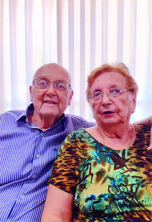 Dia de festa hoje na família Matavelli. O casal Ivo Henrique Matavelli e Alaíde comemora “Bodas de Safira”, e sabe o que isso significa?  Nada mais nada menos que 65 anos de casados, eu disse 65 anos de união, coisa rara de se ver ultimamente. Parabéns ao casal pela linda união de amor, respeito e cumplicidade.