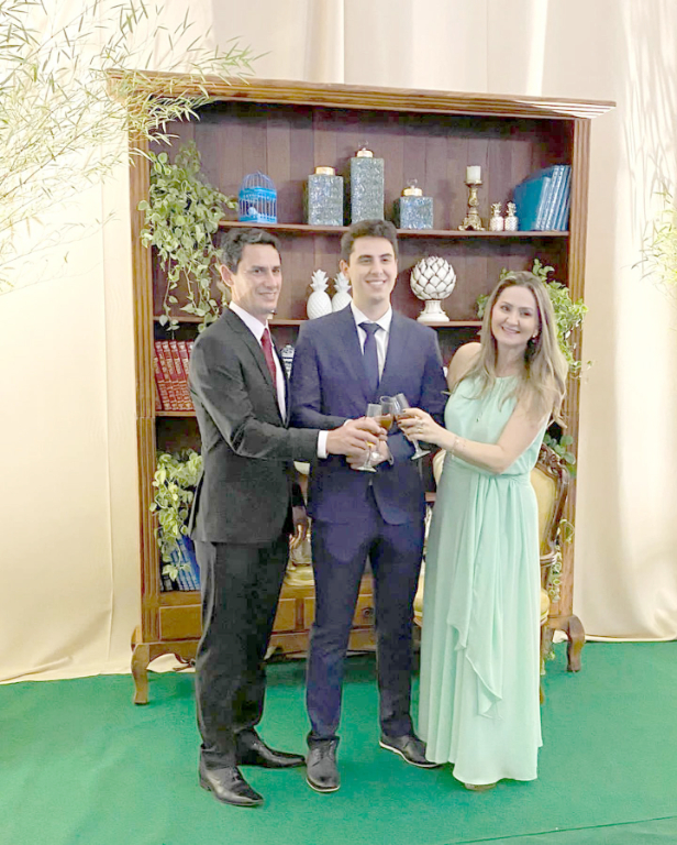 O final de semana que passou foi de muita festa para Júnior Prete e sua esposa Fabiana Agostini Prete que comemoraram com muita alegria a Conclusão do Curso Superior em Administração de seu filho Gabriel. A família participou da festa de formatura de Gabriel que reuniu amigos e familiares do formando em celebração por essa grande conquista alcançada. Parabéns Gabriel e que DEUS te capacite para essa nova etapa de sua vida profissional que se inicia agora 