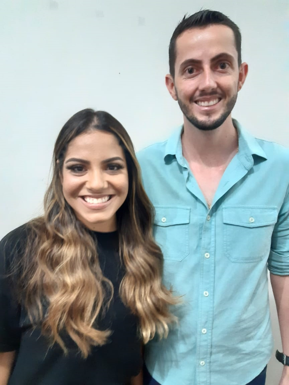 Ricardo David, Coordenador e gerente geral da Faculdade Futura, tietando a famosa cantora Gospel, Gabriela Rocha em seu último show aqui em Votuporanga.