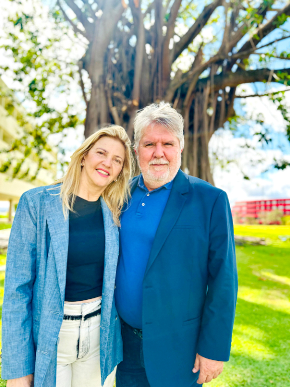 Hoje é dia de celebrar o aniversário da querida primeira-dama Rose Seba, que recebe todo o amor e carinho de seu esposo, o prefeito Jorge Seba, além de amigos e familiares que a admiram profundamente. Mulher dedicada, generosa e atuante, Rose é uma presença essencial à frente do Fundo de Solidariedade, onde exerce seu papel com sensibilidade e compromisso com o bem-estar da comunidade. É uma alegria imensa comemorar mais um ano de vida de alguém tão especial, que espalha empatia e cuidado por onde passa. Feliz aniversário, Rose Seba! Que seu novo ciclo seja repleto de saúde, amor e realizações! 