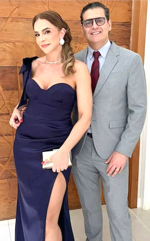 A semana começa alegre e festiva para Fabiana Arenas Pharma, que hoje comemora mais um ano de vida! Os parabéns mais especiais vêm do seu esposo, o médico radiologista Dr. Alexandre Pharma, e se somam ao carinho de todos os filhos, familiares e amigos que a admiram. Que este dia iluminado marque o início de um novo ciclo repleto de amor, saúde, bênçãos e alegrias sem fim. Que cada momento seja vivido com intensidade e cercado de boas energias.