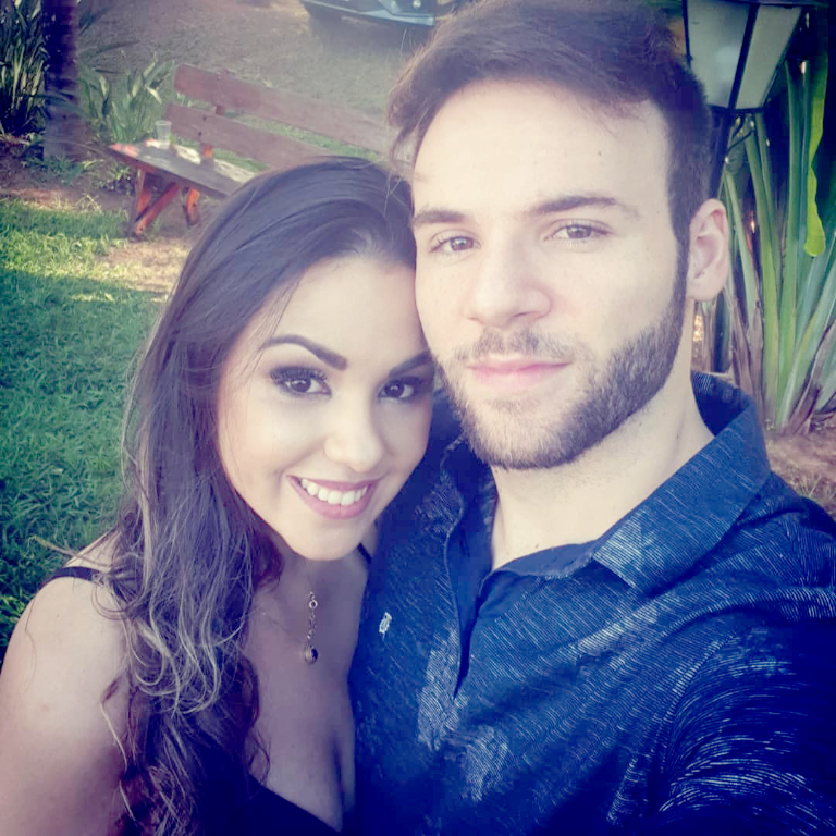 E quem recebe os cumprimentos especiais hoje é a médica dra. Amanda Dutra, que celebra o dom da vida ao lado de seu namorado Élcinho Vicentini e recebe o carinho afetuoso de toda sua família. Parabéns a feliz aniversariante e que esta data seja apenas o começo de um novo ciclo de muita paz, conquistas e realizações na sua vida. Feliz aniversário!!!