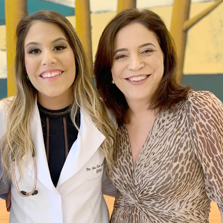 O dia hoje é festivo para a médica Ana Clara Arantes Leite, que assopra as velinhas para comemorar mais um ano de vida. Felizes e com o coração cheio de gratidão, está sua mãe Mara Leite, com ela na foto, e seu pai Amarildo Claudino Leite de quem ela recebe o carinho especial pela data. Que os próximos 365 dias de sua vida, sejam repletos de muita saúde, alegrias e sucesso