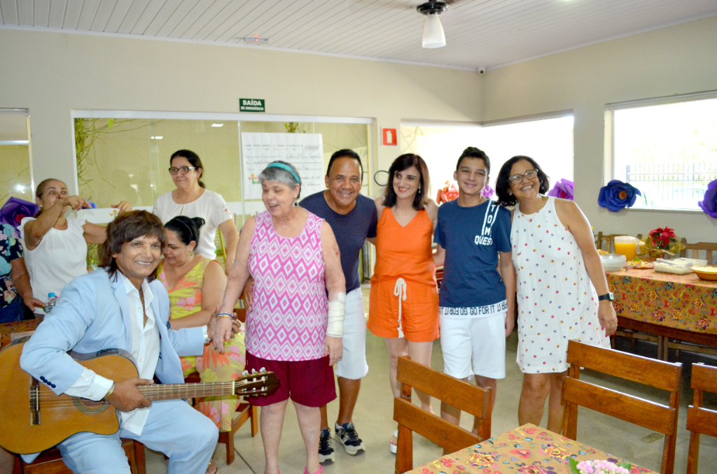 O aniversariante Didi, junto a sua esposa Mara Maroeli, seu filho Diogo, Lia Marques e o cantor Raul Nazário que brindou as idosas do Lar Viver Bem com as canções do Rei Roberto Carlos