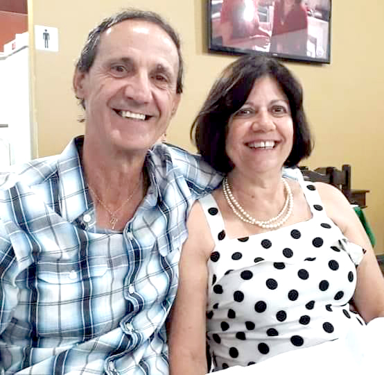 A semana começa com os “parabéns a você” dedicados ao engenheiro Luiz Veríssimo Pigioni, que  é o feliz aniversariante da próxima segunda-feira, (16). Ele recebe todo o amor e carinho de sua esposa, Nilva Batista Pigioni (junto a ele na foto), de seu filho Marcelo Batista Pigioni e sua nora, Naiara; além de sua filha, Vanessa Batista Pigioni e seu genro, Silas. Parabéns Luiz, que esse dia seja repleto de alegria e que o novo ano de vida seja marcado por muitas conquistas, saúde e felicidade!
