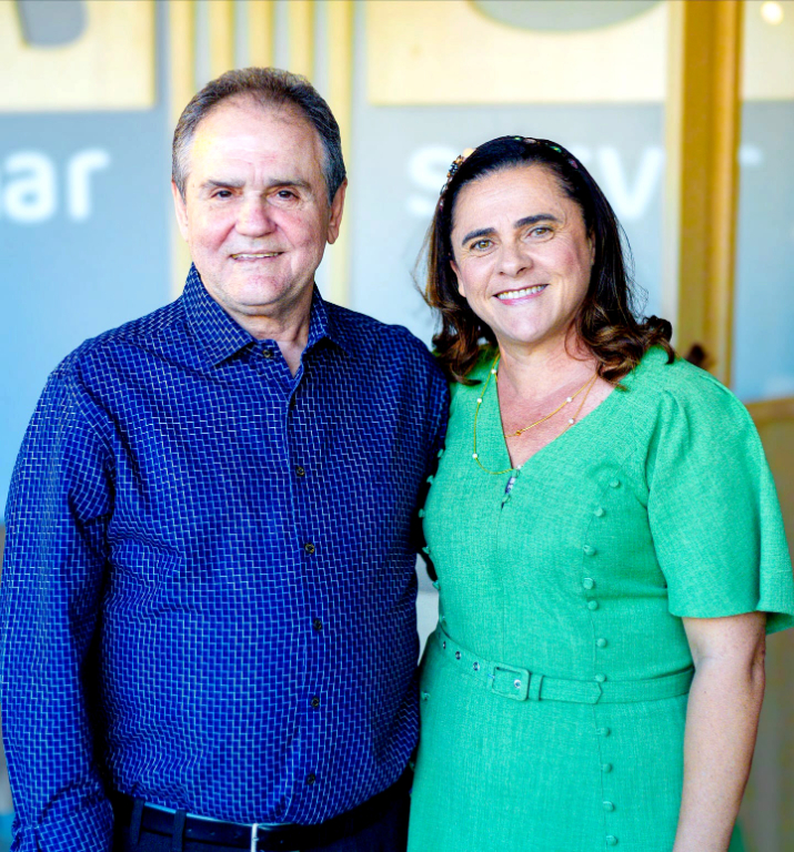 A coluna parabeniza e envia um abraço especial ao empresário e Diretor Presidente da Rede de Supermercados Porecatu, Sr. José Francisco dos Santos, que celebrará mais um ano de vida na próxima segunda-feira, (16). O Sr. José, é um homem ímpar, cristão exemplar e muito estimado em nossa cidade. Seu dia será repleto de cumprimentos de amigos e fiéis, especialmente da comunidade da Igreja Amor & Família, onde exerce com dedicação o papel de Pastor Presidente. Parabéns, “Seu Zé do Porecatu”! Que este dia iluminado seja apenas o início de um novo ciclo repleto de paz, saúde e felicidade. Que você continue trilhando sua caminhada com o mesmo coração generoso e amoroso, pois sua fé e bondade contagiam a todos ao seu redor. Que Deus derrame sobre você incontáveis bênçãos. Feliz aniversário! Na foto, José Francisco dos Santos e sua esposa, Cinara Antonioli dos Santos.