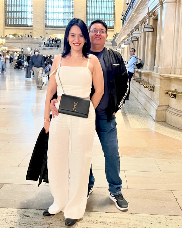 Ana Claudia Bonfim comemora neste domingo, (15), com muito amor e gratidão, mais um ano de vida. Ela celebra a data rodeada pelo carinho de seus amigos e familiares e recebe o abraço carregado de ternura de seu marido, o advogado, Dr. Juliano Pozeti, que se imcumbe em tornar este dia maravilhoso, repleto de surpresas agradáveis para a feliz aniversariante. Parabéns, Ana Claudia! Que este aniversário marque o início de um novo ano de vida repleto de saúde, amor e bênçãos multiplicadas.