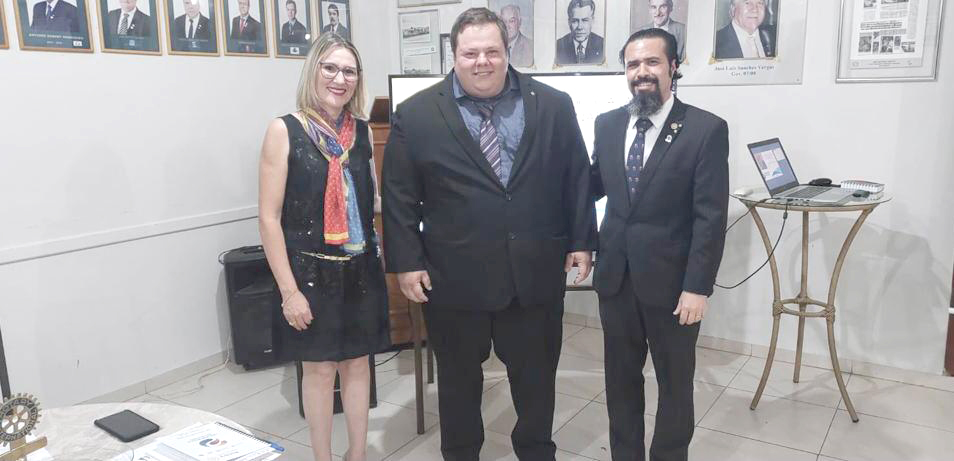 Registro oficial da recente posse do empresário Marcão Braz como membro do Rotary Club Novo Milênio. Na foto ele está rodeado do presidente Marco Antonio e sua esposa Ana Paula