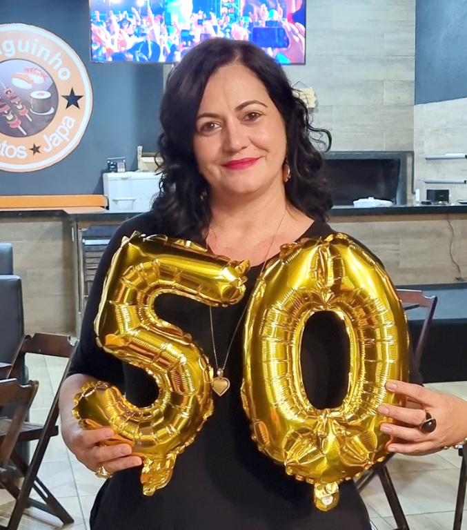 Ana Paula Galetti, celebrou meio século de vida, no último dia 20 e, comemorou a alegria desta data significativa junto de seus amigos e familiares. Conhecida por seus quitutes deliciosos e pela alegria contagiante que irradia luz e positivismo, Ana Paula, recebeu os parabéns carinhosos do marido Rodrigo e dos filhos Nickolas, Thaysa e Jessica Galetti, e o abraço caloroso de todos os colaboradores da Pater Noster, onde Ana é colaboradora. Parabéns à feliz aniversariante, que a vida continue lhe presenteando com momentos tão especiais quanto este. 