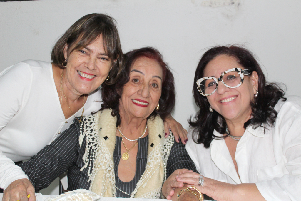 Geni Comar, junto de sua filha, Rosana, e da amiga Edna Robelo, clicadas em um bom momento da vida, curtindo a 10ª edição da Comida de Boteco, realizada recentemente pelo Lions Clube Votuporanga. 