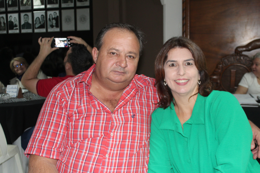 Silvia Rabelo e seu marido Flávio Jardin, curtindo a 10ª Edição da Comida de Boteco, idealizada e organizada por Rosa Pereira e realizada pelo Lions Clube Votuporanga. Mais uma noite agradável e solidária com a assinatura do clube leonino que está sempre pronto quando a missão é ajudar ao próximo.