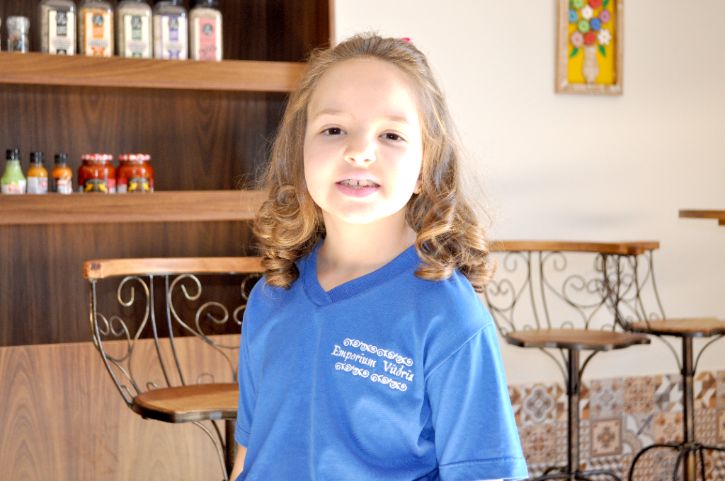 Vitória Nicoleti vestindo a camisa do Emporium que leva o seu nome. Não poderiam ter escolhido modelo melhor que a gatinha linda, que é filha de Marina Nicoleti. Sucesso para o novo empreendimento da família Nicoleti.