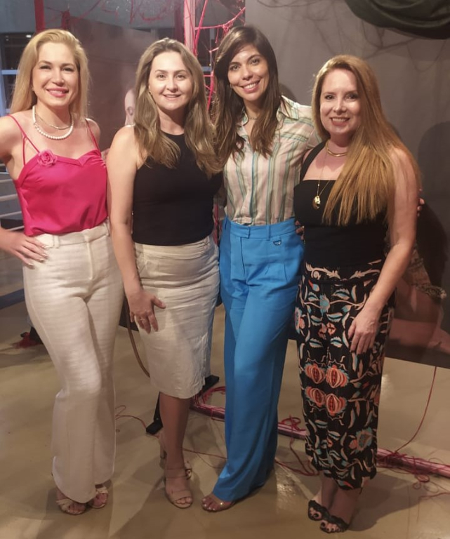 As amigas Poliana Sacurciatto Nogueira, Fabiana Prete, Débora Zúniga e Priscila Zirondi prestigiando ABERTURA OFICIAL da Exposição Fotográfica “Mulheres de Flores e Aço” -  2ª Edição, uma realização do Instituto de Cancerologia de Votuporanga