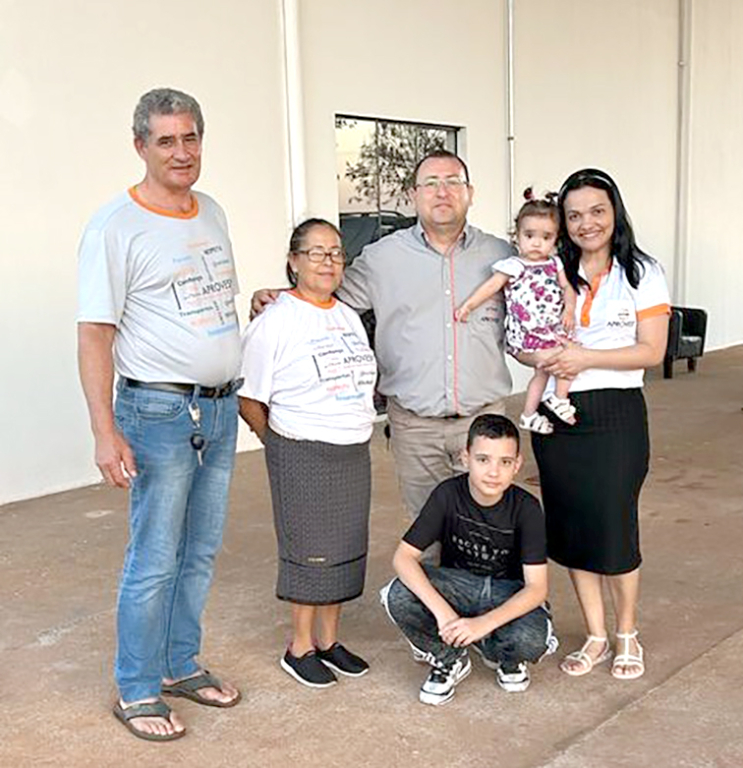 A família Aprovesp – Associação de Proteção Veicular de São Paulo, esteve presente na grande carreata de São Cristovão pedindo a benção e a proteção para toda sua frota de veículos e caminhões. Na foto um registro especial do diretor Marelo Paulo Soares e da família Aprovesp, Marcelo Paulo Soares, seu pai Pedrolino e sua mãe Senilda, sua esposa Eliana, e seus filhos Gabrielly e Gabriel  