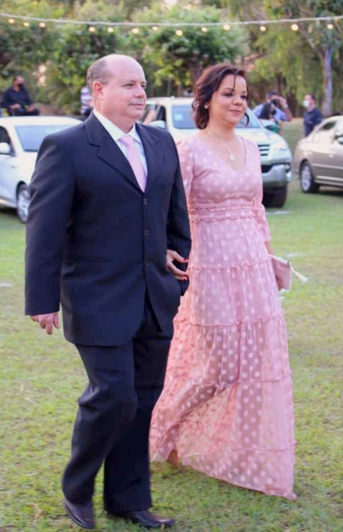 César Fernando Camargo, carinhosamente conhecido como Césinha, celebra mais um ano de vida nesta quarta-feira (21) com a presença calorosa de sua amada família. Envolto pelo carinho incondicional de sua esposa, Rosângela, e dos filhos, ele é verdadeiramente abençoado. Que seu dia seja repleto de alegrias e que você continue a ser a inspiração e o pilar de todos ao seu redor. Parabéns, que essa nova jornada seja mágica, reveladora e surpreendente em sua vida.