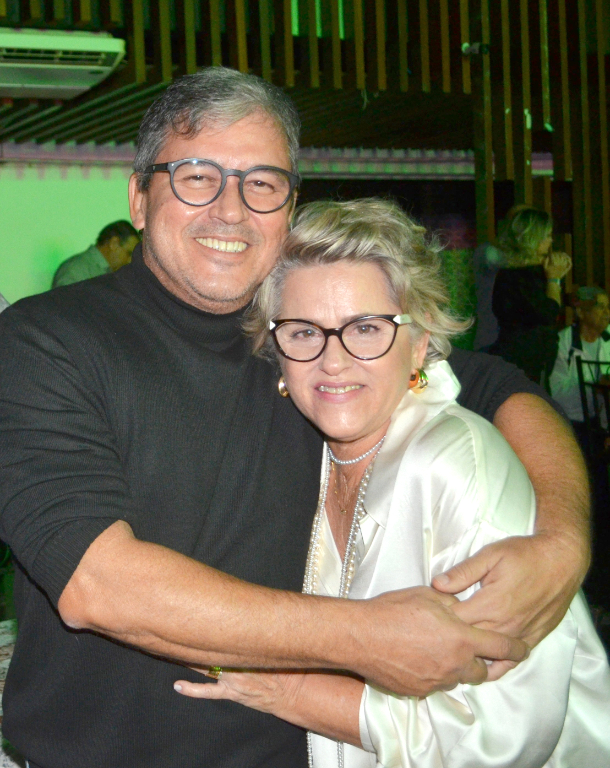 O dia hoje (21) é  festivo e alegre para  o publicitário Lucas Gomes, proprietário do  Clan da Criação, que comemora o dom da vida, ao lado de sua mulher Giselda Poiani, de quem ganhou o carinho especial. O dia foi de cumprimentos e felicitações que ele recebeu de todos os seus amigos e familiares que puxaram a fila dos “parabéns a você”. Parabéns, Luquinha, que essa nova jornada seja mágica, reveladora e surpreendente em sua vida.